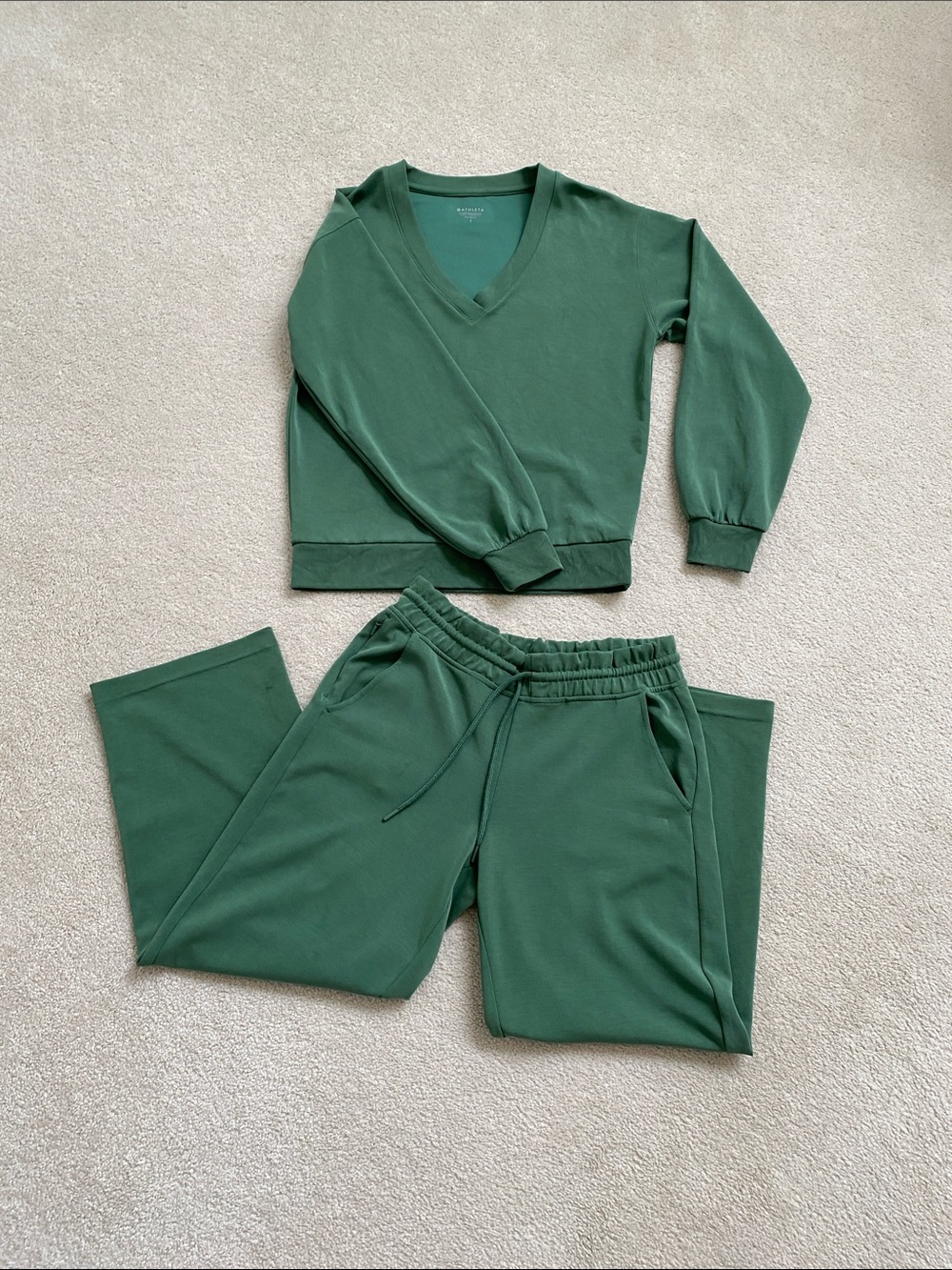 Athleta Green Set - V-Neck Long Sleeve Top & Drawstring Cropped Pants